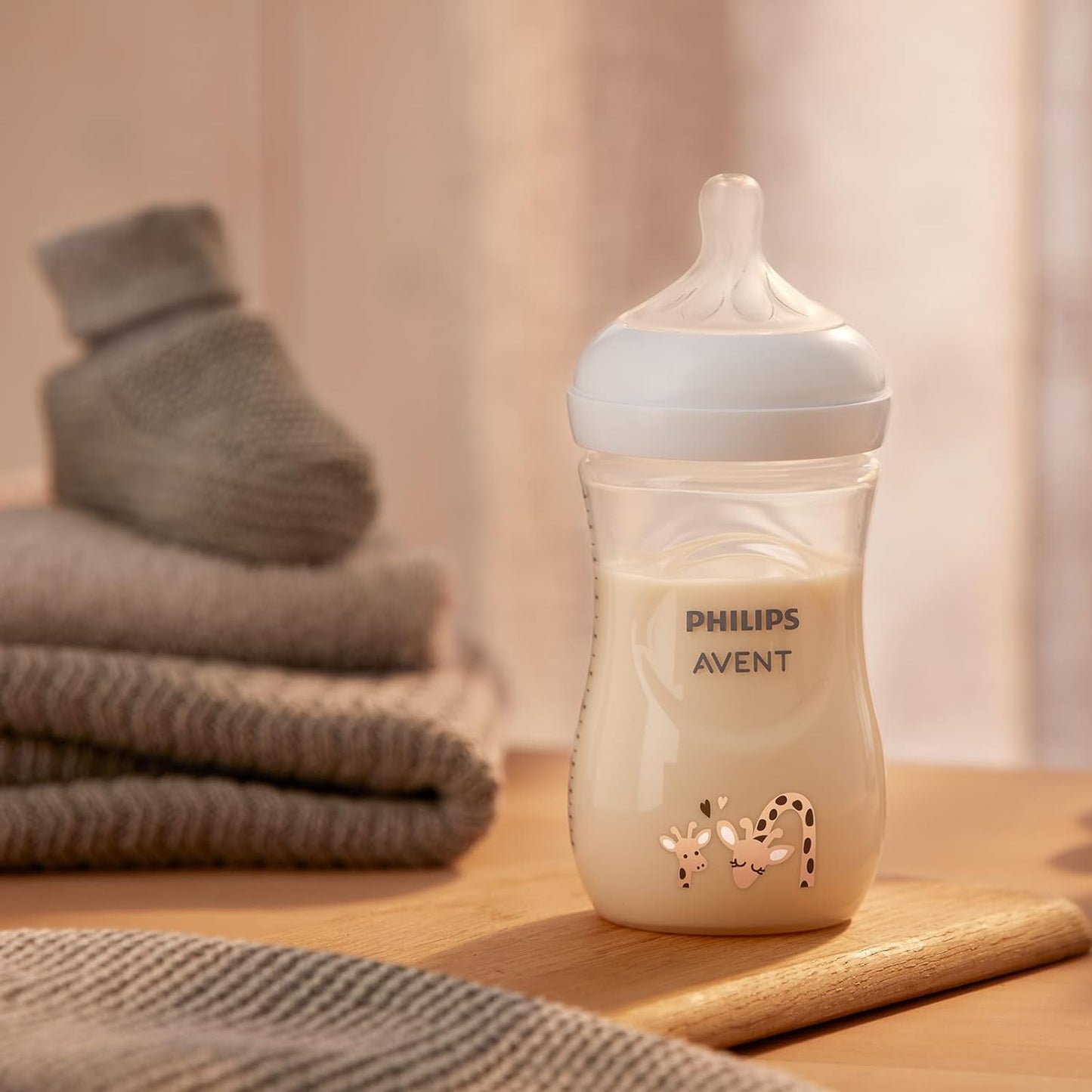 Philips Avent Natural Response Baby Bottle - 260ml Baby Milk Bottle, BPA Free for Babies 1 Month+, Giraffe Pattern (Model SCY903/66)